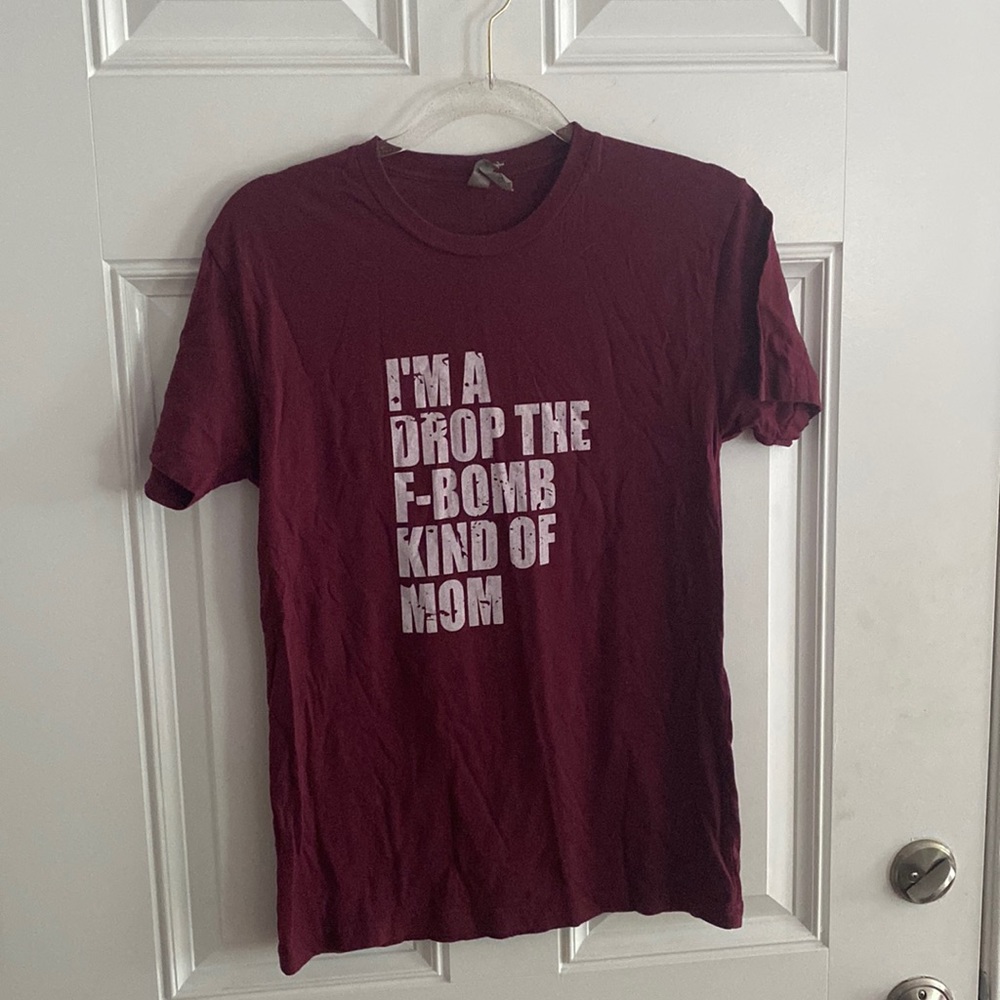 I’m a drop the f bomb kind of mom t shirt size small